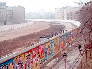 nnées 80 80's actu actualités 1989 mur de berlin allemagne chute wall est ouest libération 