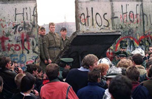 nnées 80 80's actu actualités 1989 mur de berlin allemagne chute wall est ouest libération 