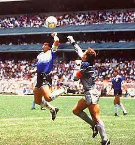 maradona mexico 86 la main de dieu.jpg ANNEES 80, 80's, eighties, foot, coupe du monde, Mondial, Football, Jean-Pierre PAPIN, PLatini, Giresse, tigana, souvenirs, sport, 1986, mexique, Mexico, maradonna, MARADONA