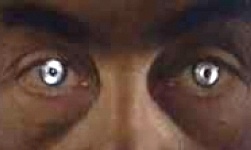 Yeux phosphorescents Noires sont les galaxies
